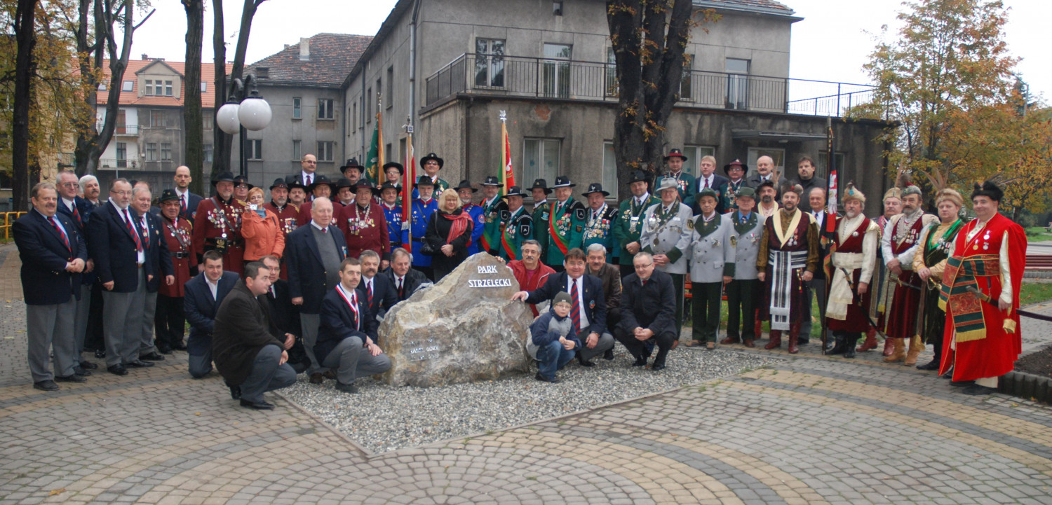 Od 2009 r. w parku Strzeleckim stoją głaz i tablica upamiętniające Bractwo Strzeleckie. Fot. Jarosław Myśliwski