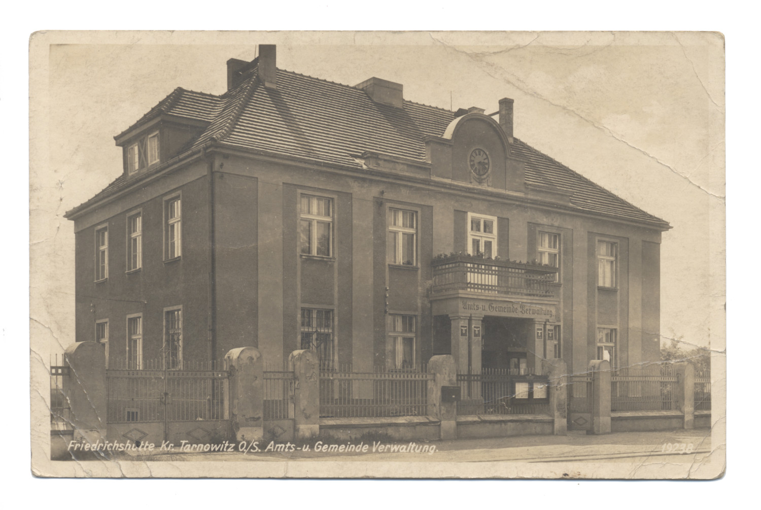 Pocztówka z widokiem na siedzibę urzędu gminy w Strzybnicy, Photographie und Verlag Geyer & Co., Wrocław, lata 1939-1945. Fot. Ze zbiorów Muzeum w Tarnowskich Górach