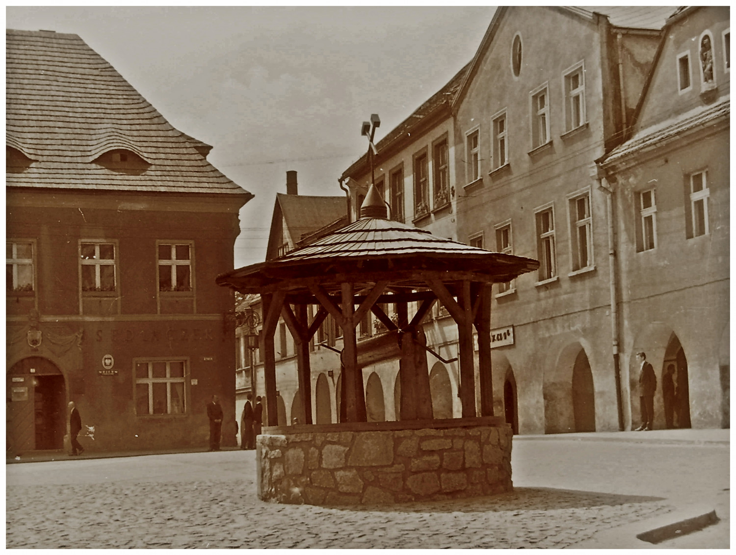 Zrekonstruowana studnia miejska na Rynku w Tarnowskich Górach. Zbudowano ją w 1960 r. z inicjatywy Stowarzyszenia Miłośników Ziemi Tarnogórskiej. Fot. Jan Joszko, archiwum SMZT Zrekonstruowana studnia miejska na Rynku w Tarnowskich Górach. Zbudowano ją w 1960 r. z inicjatywy Stowarzyszenia Miłośników Ziemi Tarnogórskiej. Fot. Jan Joszko, archiwum SMZT