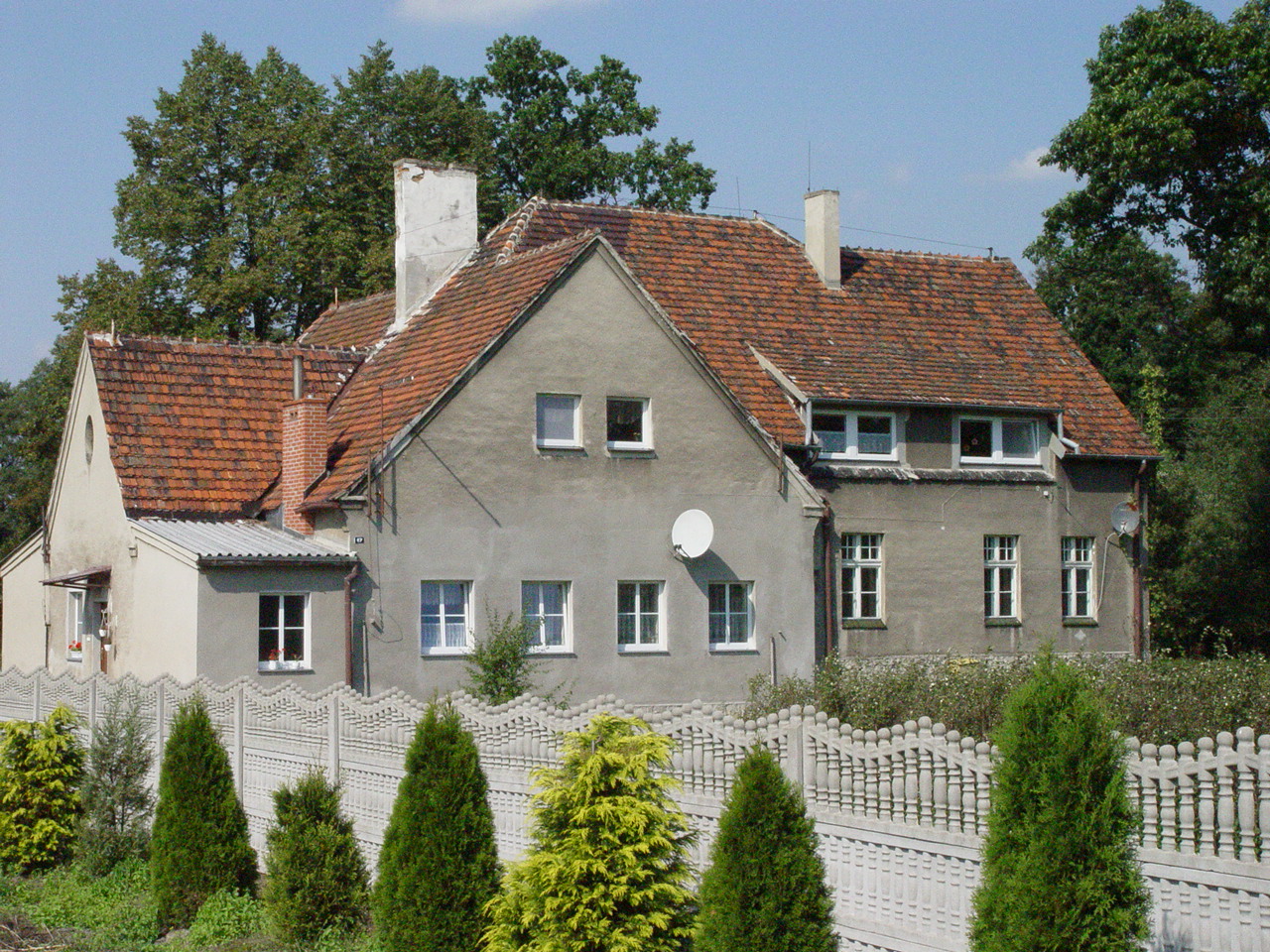 Szkoła w Brynku zamieniona na mieszkania. Fot. Gabriel Kessner Szkoła w Brynku zamieniona na mieszkania. Fot. Gabriel Kessner