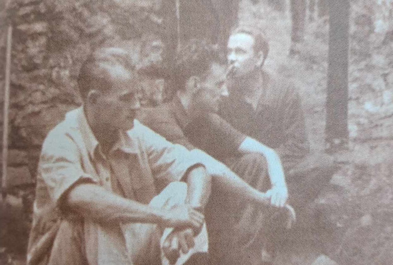 Przerwa w pracy przy odbudowie sztolni. Od lewej: Czesław Piernikarczyk, Franciszek Garus i Benedyky Świerc. Zdjęcie z 1957 r., opublikowane w Historii SMZT Przerwa w pracy przy odbudowie sztolni. Od lewej: Czesław Piernikarczyk, Franciszek Garus i Benedyky Świerc. Zdjęcie z 1957 r., opublikowane w Historii SMZT