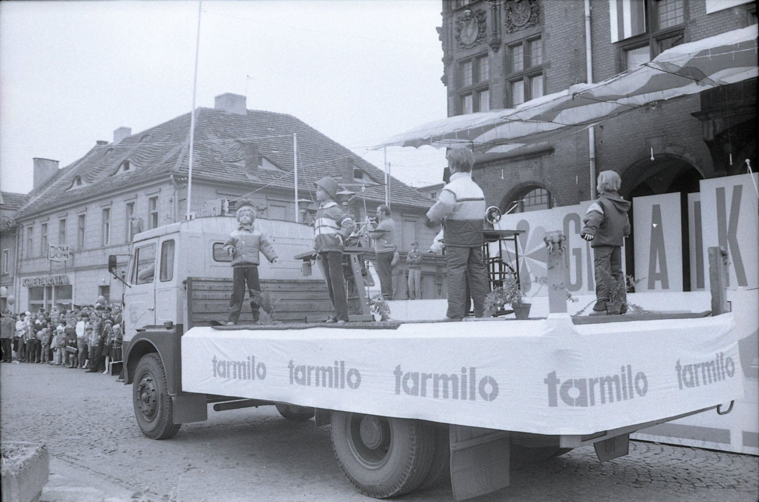 Pochód gwarkowski w 1984 r. i platforma firmowana logo Tarmilo. Fot. Archiwum SMZT, autor nieznany Pochód gwarkowski w 1984 r. i platforma firmowana logo Tarmilo. Fot. Archiwum SMZT, autor nieznany
