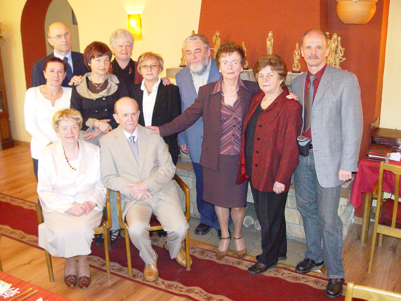 Byli nauczyciele Irmina Zgraj i Henryk Sporoń z uczestnikami zjazdu. Fot. Gabriel Kessner