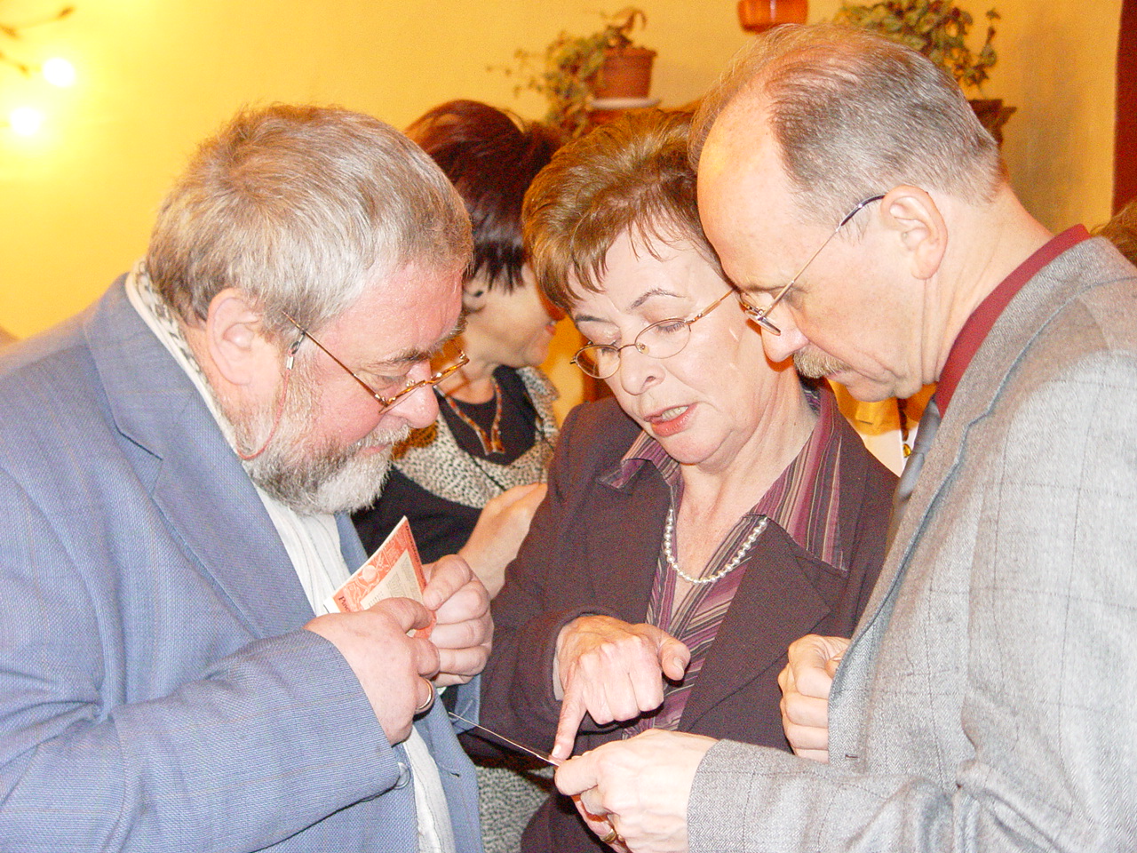  Stare fotografie oglądają: Edward Draus, Lidia Myrdek i Mirosław Ferdynand. Fot. Gabriel Kessner